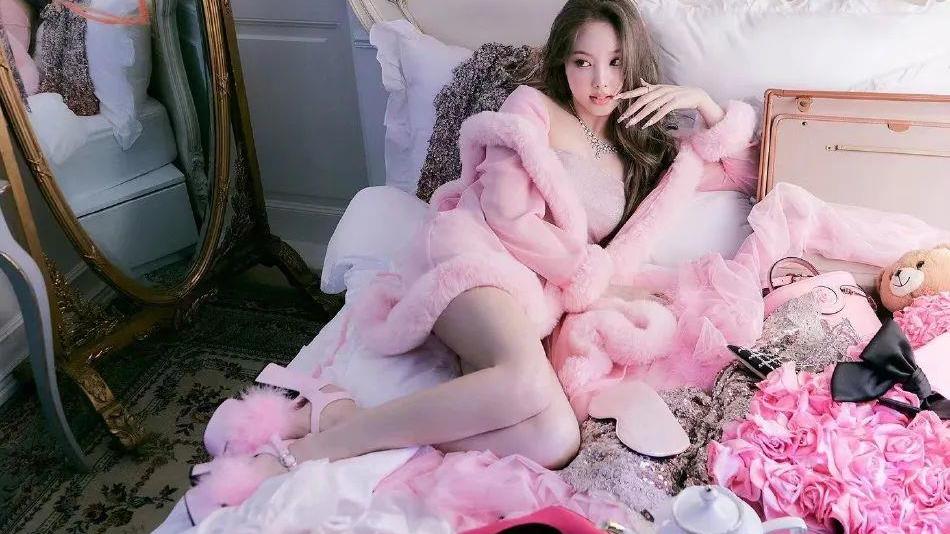 林娜琏|TWICE林娜琏写真大秀香肩美腿！雪肤玉貌太性感艳丽