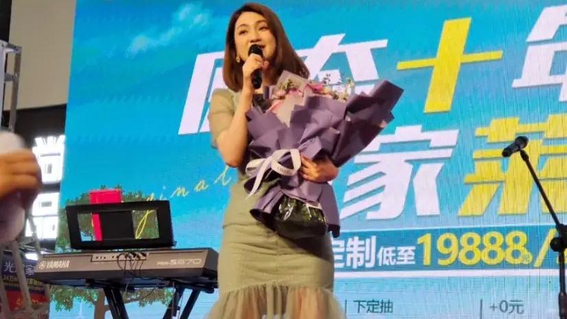 洪欣|50岁洪欣?现身商演，小腹微凸被猜怀三胎，身材发福难掩好气质