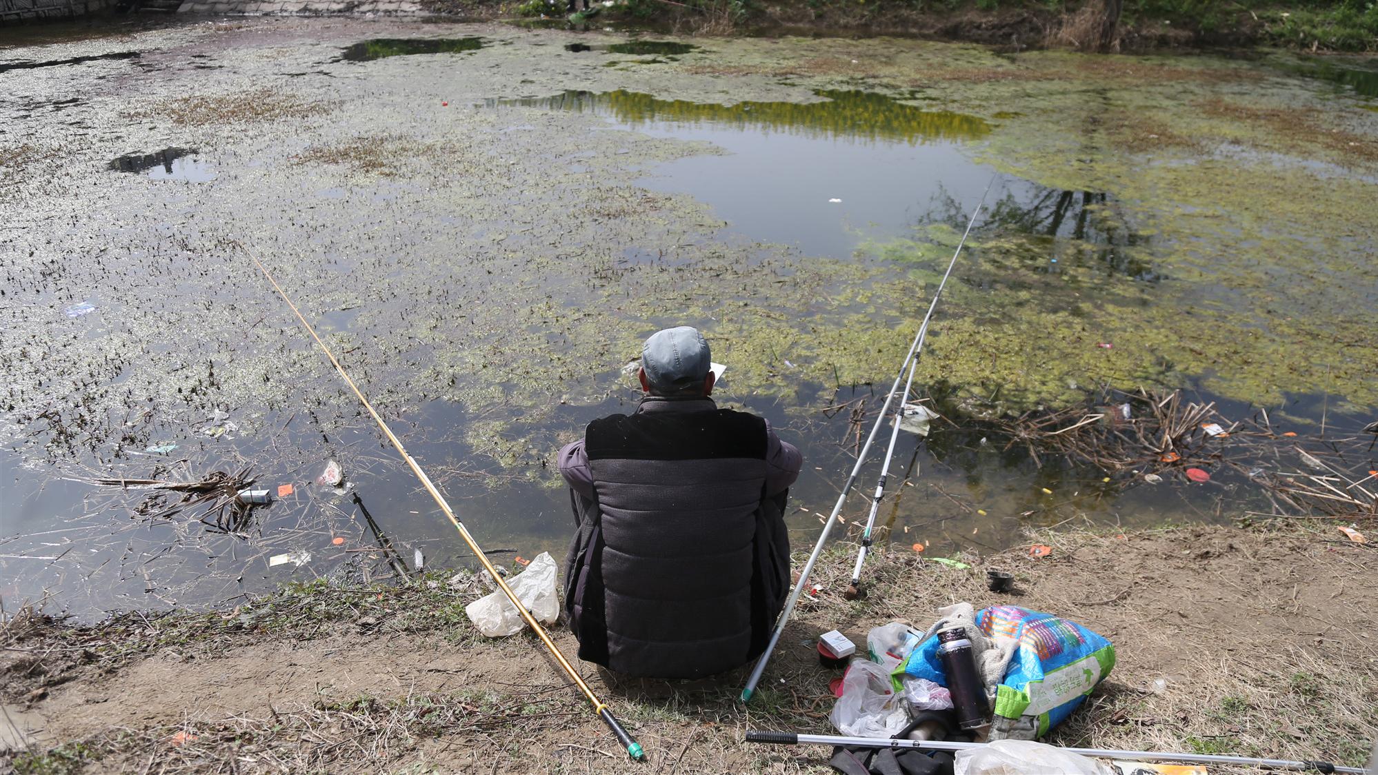 工地|工地停工后老汉买回鱼杆每天溜沟边，见别人钓到鱼心急，自己钓到却后悔了