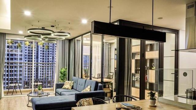 大横厅虽然采光好空间大，倒不如沙发不靠墙，还能增加个玻璃书房