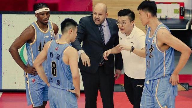 北控男篮|44-36！方硕三分4中2天神下凡，北控3巨头21+5差强人意马布里悬了