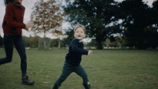 路易·亚瑟·查尔斯|凯特和威廉欢乐家庭日照片流出，粉丝陷入疯狂，路易王子得到安慰