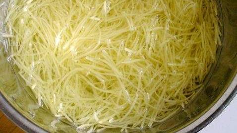 下酒菜|切了一辈子土豆丝，才知道土豆上插根筷子，能解决了很多家庭妇女