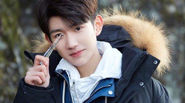 王源|王源为高三学子录祝福视频，素颜出镜颜值高，态度谦和诚意满满!