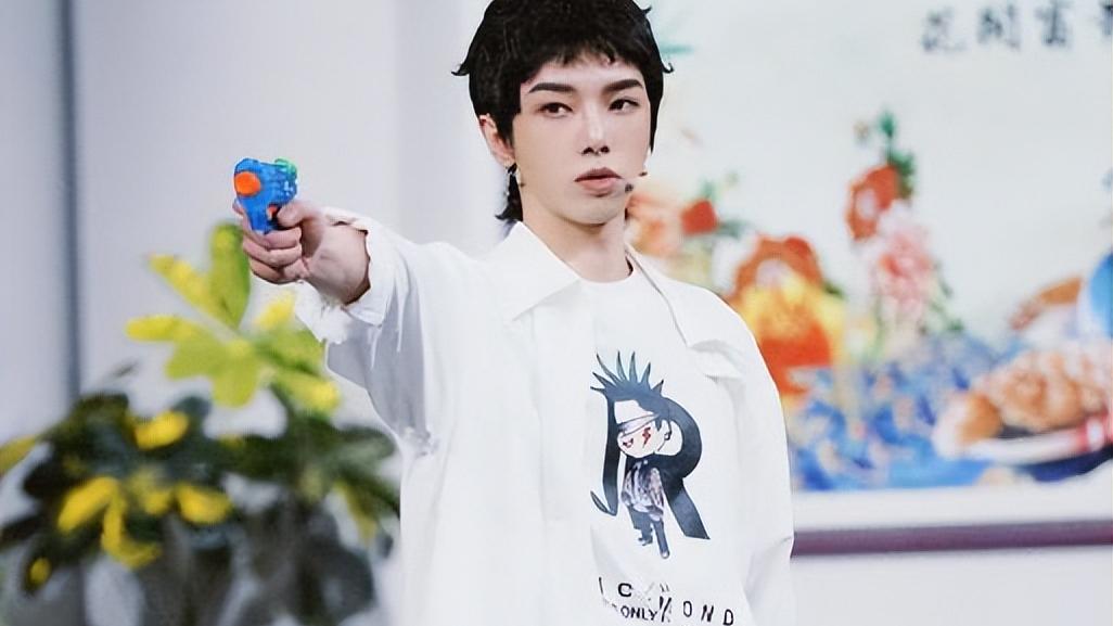 华晨宇|《王牌对王牌》：华晨宇竞争上岗，包贝儿光头造型抢镜，谁与争锋