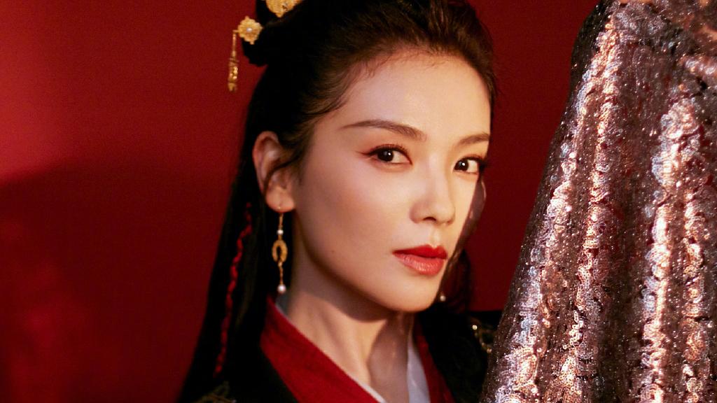 刘涛|刘涛酒红色古装出境，古装造型在气场十足