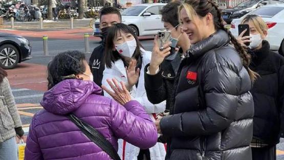 化妆品 谷爱凌街头为国货宣传！开心与老奶奶唠嗑，身高1米75大长腿抢镜