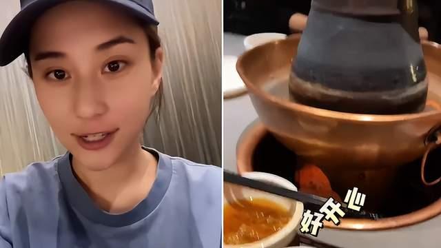 何超莲|赌王女儿何超莲深夜素颜吃火锅！大口啃蒜接地气，吃完桌上太脏乱