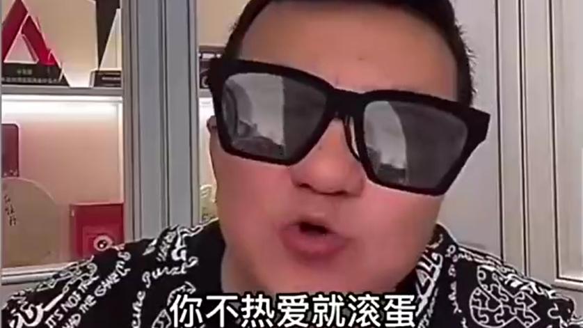 董路|热搜第一！董路又火了，抨击冯巩+爆粗回应国足话题，舆论一边倒