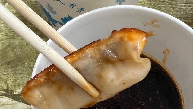 烧烤|湖北小伙子带女朋友吃夜宵，2人花了200元还没吃够，这价格贵吗？