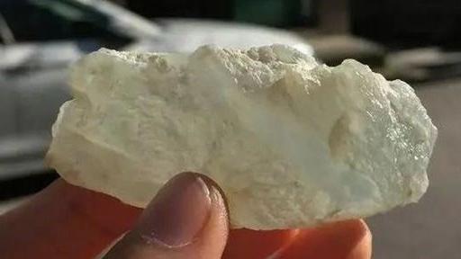 翡翠|2500买下全身脱沙的翡翠原石，取出冰种“观音”挂件，仙气十足！