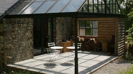 院子里搭个廊架玻璃房，晒太阳赏景好惬意，四面通风不算违建吧？