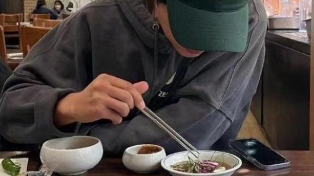 宋仲基|宋仲基新剧拍摄，戴帽子外出吃饭，网友称颜值回来了