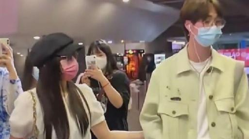 伊能静|伊能静与儿子挽手出行，哈利人气超过妈妈，走路姿势引发热议