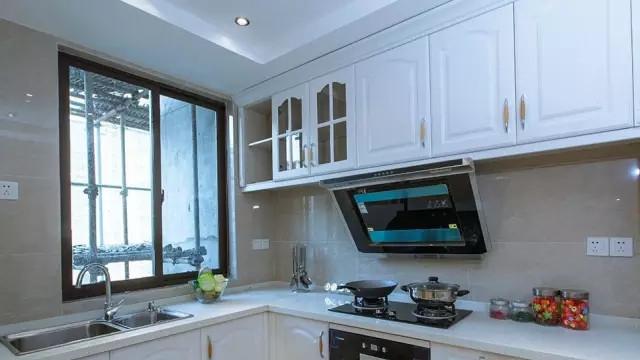 130平欧式三居室，墙纸+护墙板将墙面划分?的?方方正正