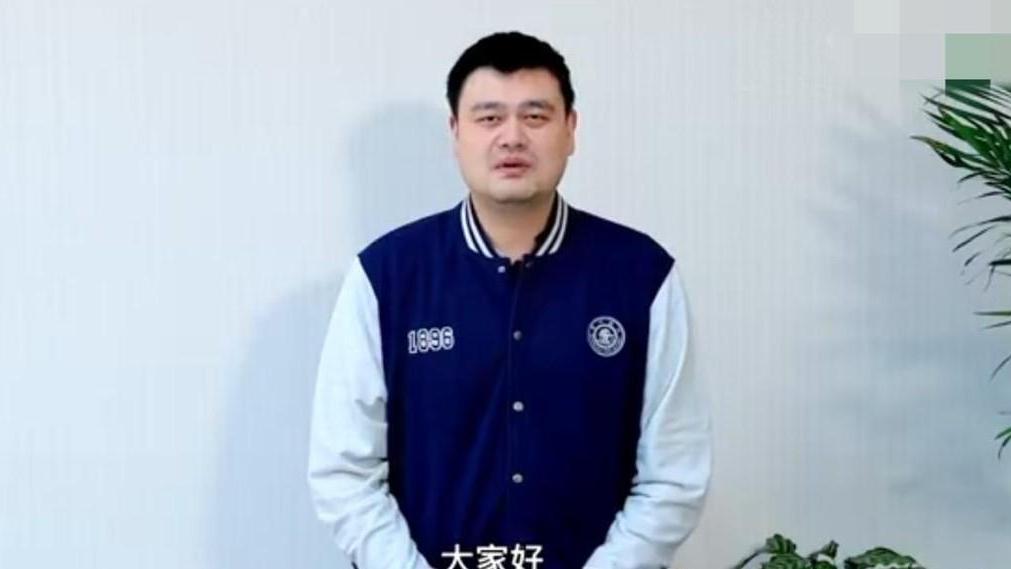 姚明|姚明为母校录制视频，41岁身材健硕发福不少，把11岁女儿宠成公主