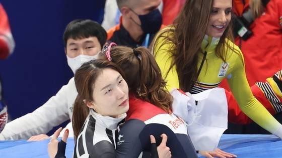 韩国队|又一证据直指崔敏静输不起！与荷兰冠军拥抱竟黑脸，韩国教练没眼看