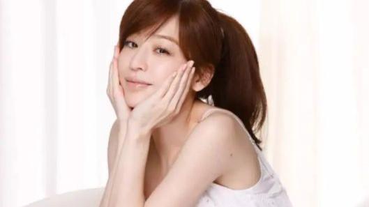 |王心凌白到反光，不管与谁同台一直没有输过，简直是行走的反光板