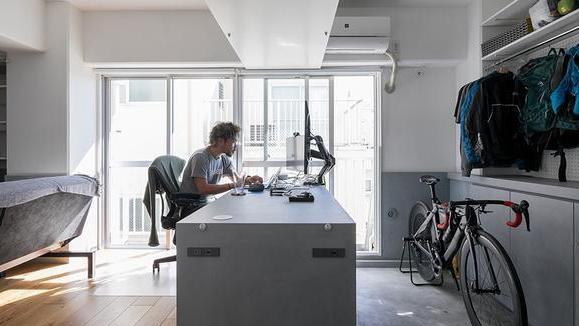 45一人居住，装修花了不到2万，大白墙搭配木地板，简单些好住