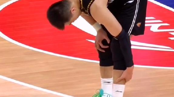 郭艾伦|艾伦22+11，谁注意这些细节？呕吐+不适获全队安慰，央视发文点赞