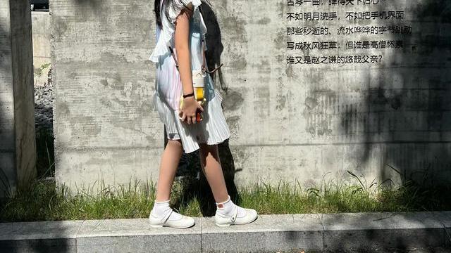 雷佳音|雷佳音女儿长发飘飘双腿修长，与妈妈逛街淡定看妈妈搞怪