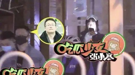 姚笛懒理富豪老公花边新闻，深夜与好友聚餐，烟不离手酷似大姐大