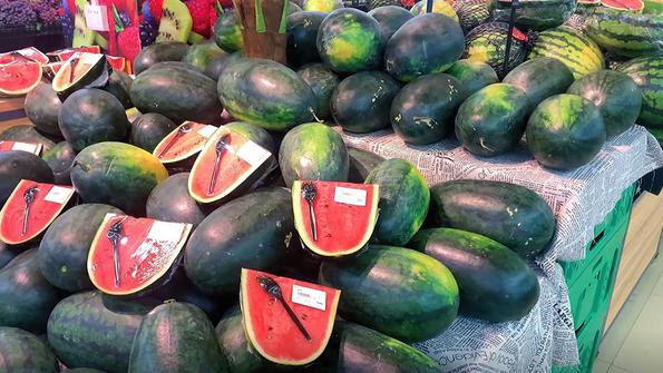 按摩|剩一半的西瓜不要放冰箱了，瓜农：教你一招，西瓜放5天都不坏