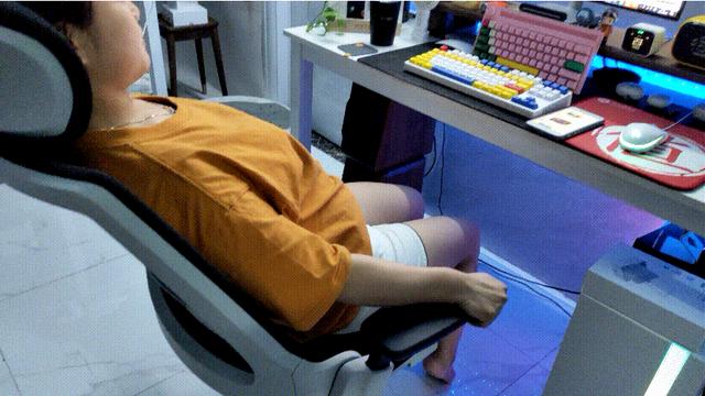 厂妹|白领午休场面引热议，躺在工位上小憩，网友嘲：跟“厂妹”没啥区别