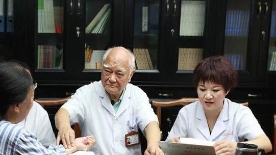 李济仁|国医大师李济仁，50岁患上三高，到了90岁依然精神矍铄，坚持出诊，他有何养生之道？