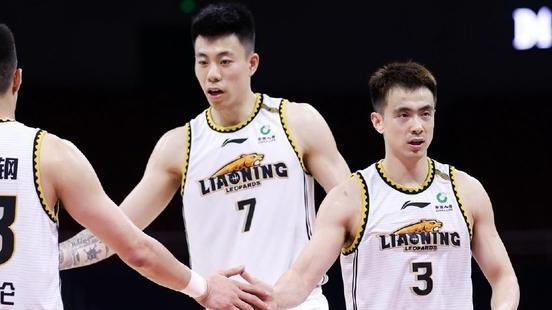 胡明轩|胡明轩、徐杰表现不佳！下赛季合同大降，年薪仅苏伟一半？
