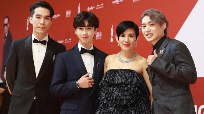 谢安琪|金像红毯星光熠熠：吴君如壕气陈慧琳淡雅，周秀娜谢安琪性感PK