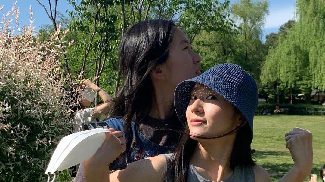 郑秀晶|郑秀晶晒近况，素颜也毫无屈辱的颜值，修长白皙的手臂有肌肉！