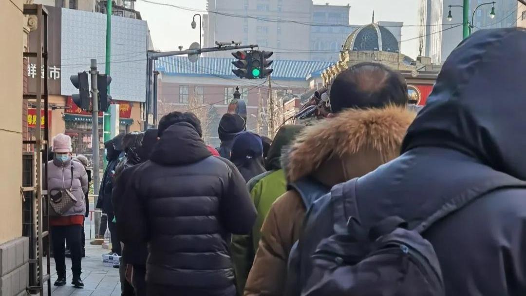 沈阳|沈阳人春节到底有多爱吃熟食？寒风中苦排4个小时！真的值得吗？