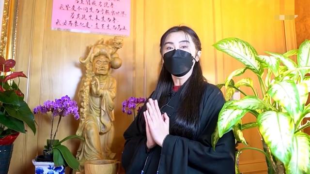 王祖贤|王祖贤也老了，特意穿缦衣拜佛好正式，素颜皮肤松弛双眼皮塌陷