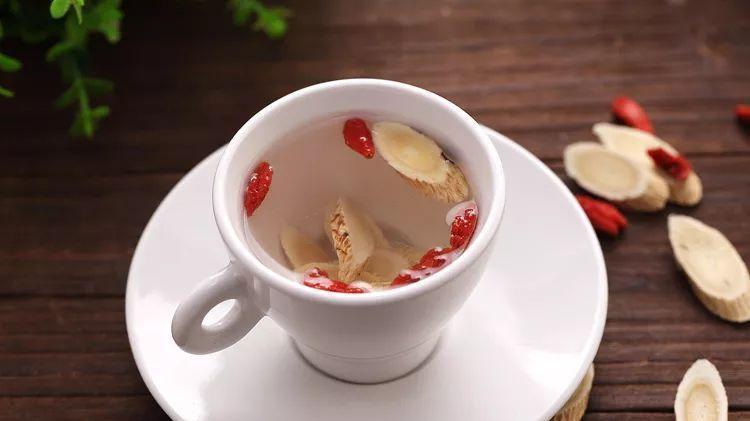 黄芪|经常喝黄芪水，人为何会变瘦？医生：黄芪水的副作用，尽量别忽视