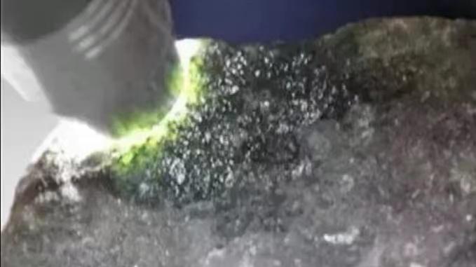 羲之爱鹅|如何通过皮壳判断翡翠原石“种老”和“种嫩”？