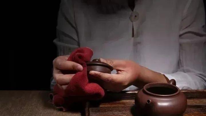 |紫砂壶吐黑与茶垢有什么区别？