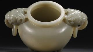 |清 和田玉双龙耳香炉。