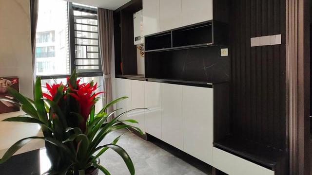 125平现代简约风格，全屋无主灯设计很时尚，进屋就被鞋柜迷住了