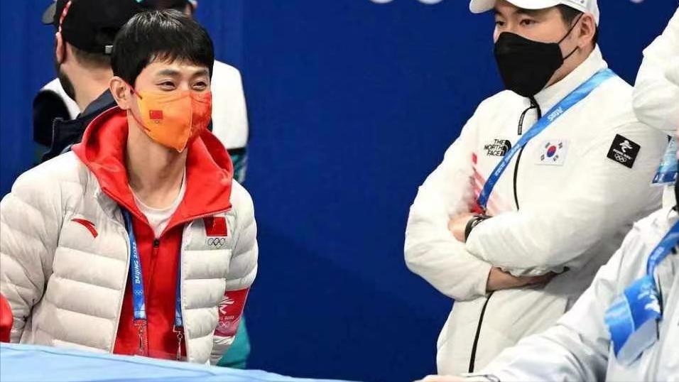 阿尔维斯|再添一金！幕后英雄和韩教练对比照曝光，网友：早知如此何必当初