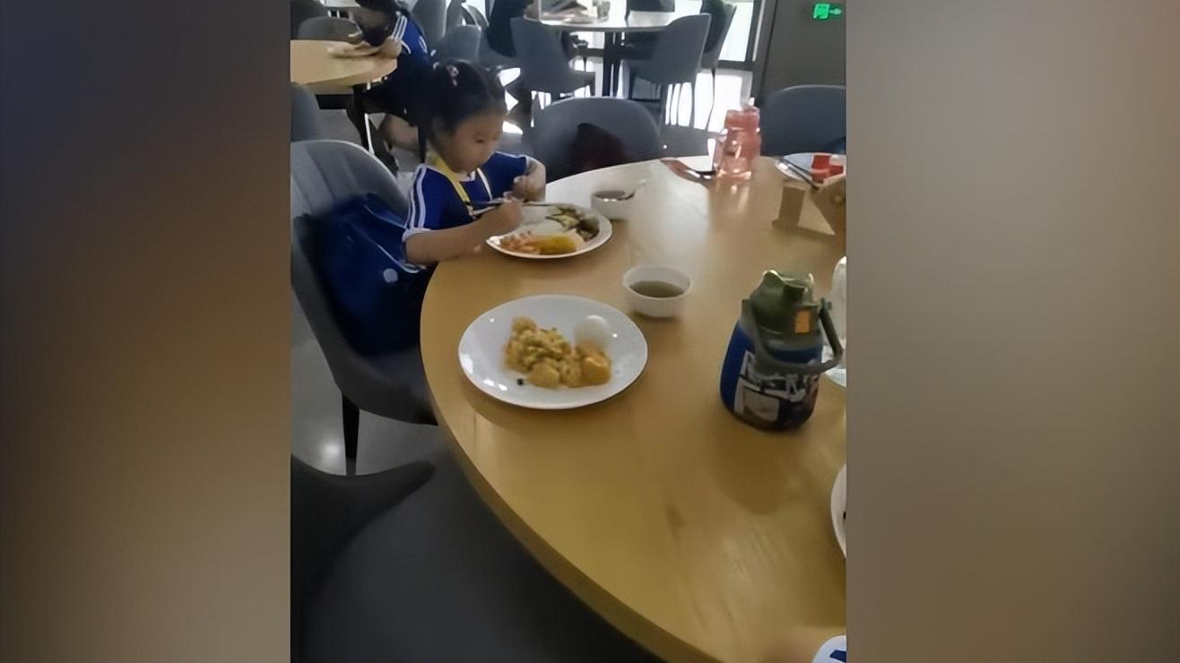 王楠|好乖巧！王楠6岁女儿集训盛饭，礼让大姐姐，网友：不争不抢