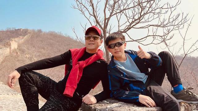 蔡国庆|蔡国庆：游玩嬉戏两不误，带儿子一边清明节爬山一边练习乐器吹奏