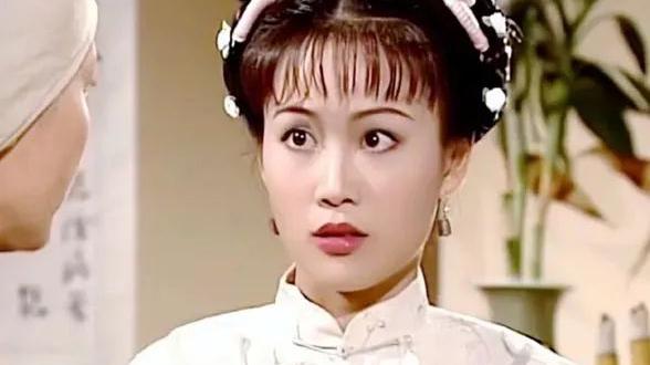 香港小姐|“风光不再”的港姐窘况：有人抵押皇冠还巨债，还有人菜市场摆摊