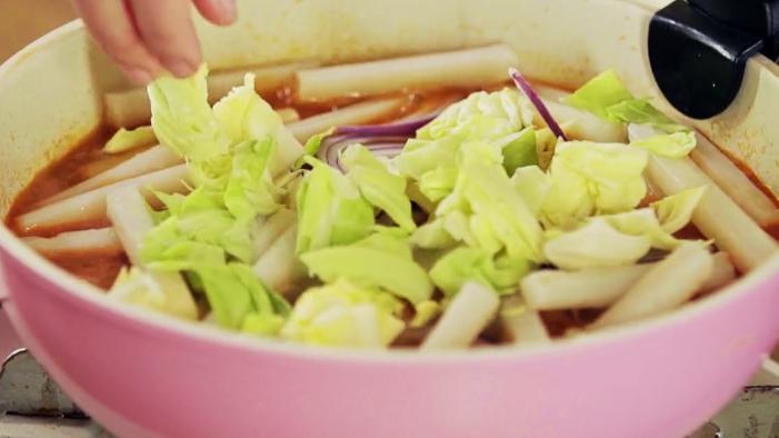 面食|分享一款韩式安东鸡，鲜嫩味美又解馋，食材丰富的炖煮美食