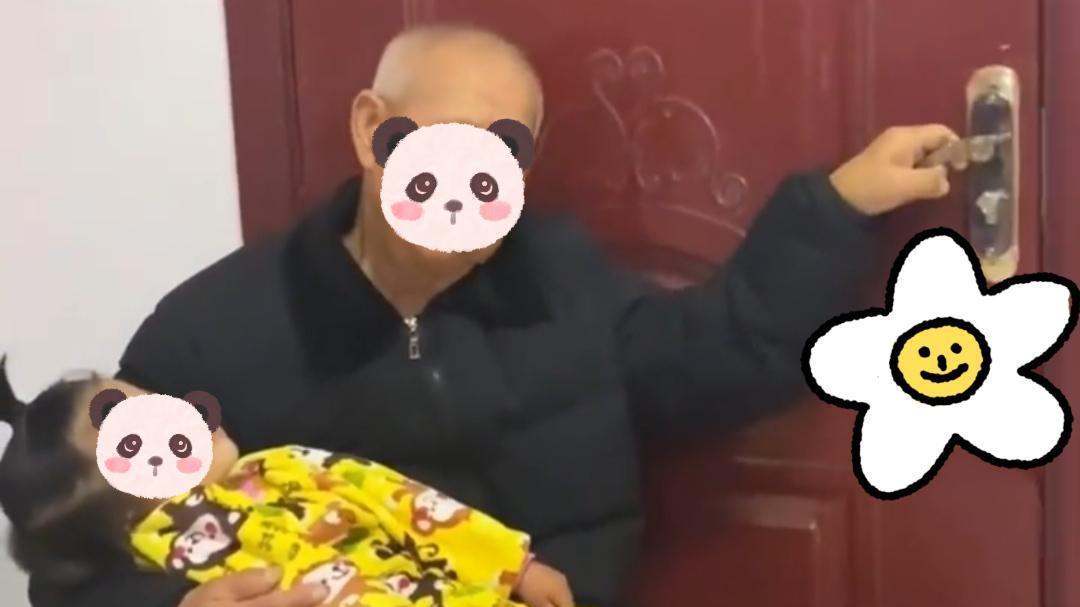 女子和丈夫闹离婚要走，90岁爷爷抱孩子守门口，拉着门把手不松开