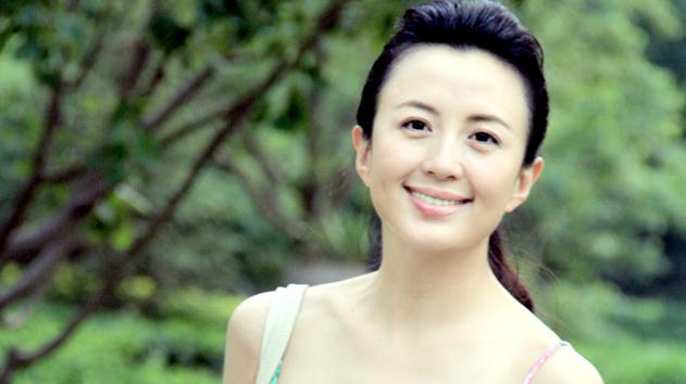 杨童舒|杨童舒：34岁在剧组意外怀孕，嫁给商人老公很幸福，被婆家宠成宝