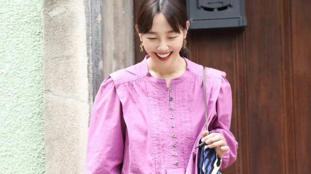 穿衣搭配|白百何穿搭大放送，粉色系上衣看起来好减龄