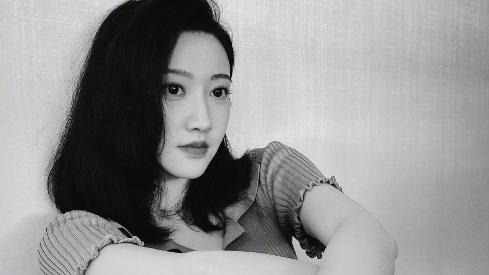 景甜|景甜就是春日的花朵吧，连蝴蝶都在留恋.