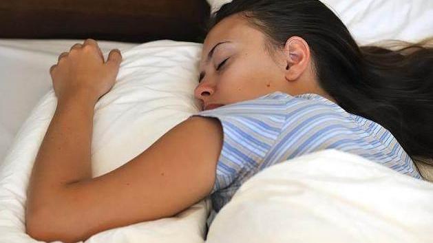 失眠|失眠的人，改掉3个习惯，常吃3种食物，按摩1处穴位，调理失眠！