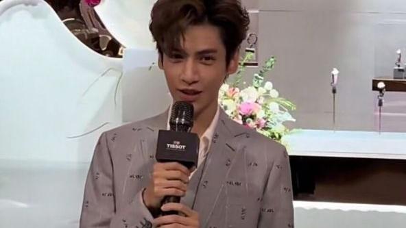 罗云熙|罗云熙沈阳出席活动，身材纤细双腿瘦成竹竿，近照被指酷似郭敬明